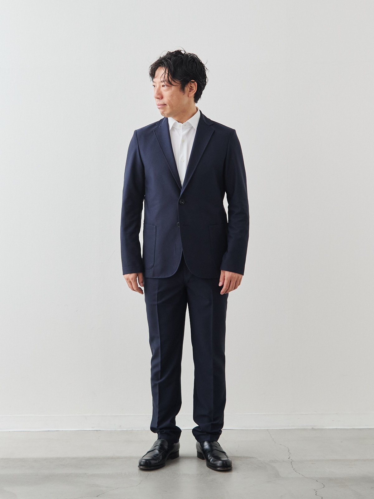 ※別カラー(ネイビー)着用