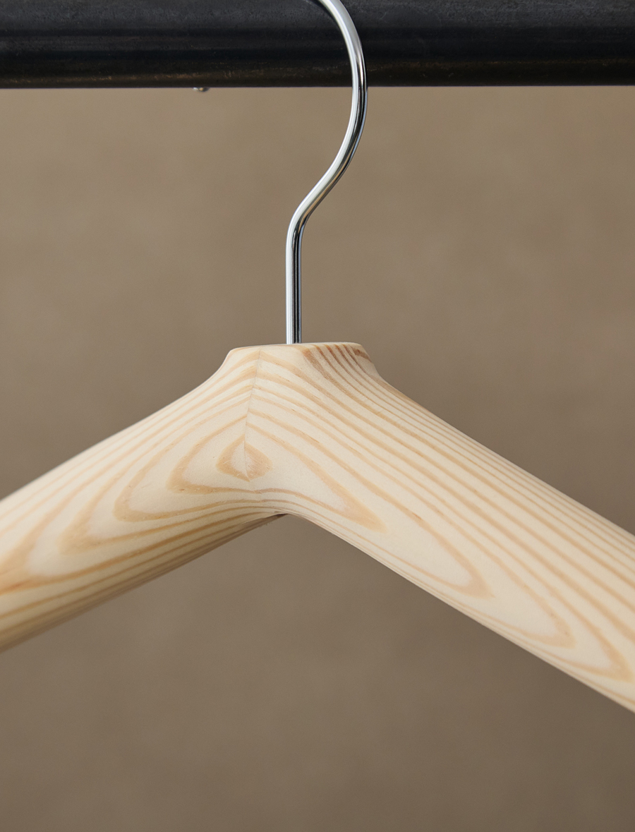 阿蘇の間伐材を利用したハンガーを制作