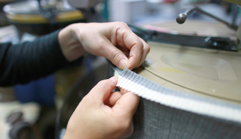 心地よい風合いは研究し尽くされた糸と編みと加工の賜物