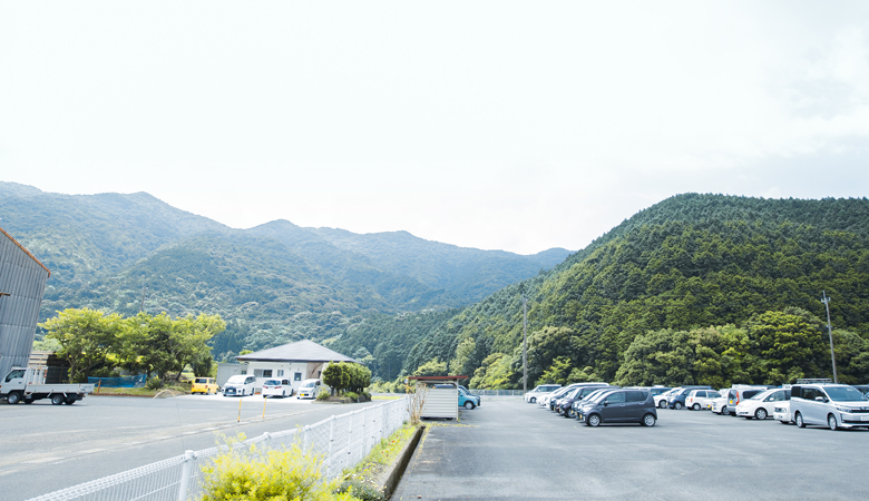 豊かな自然に囲まれたシャツ工場