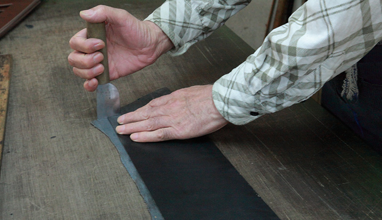 革の表情を見極め活かす