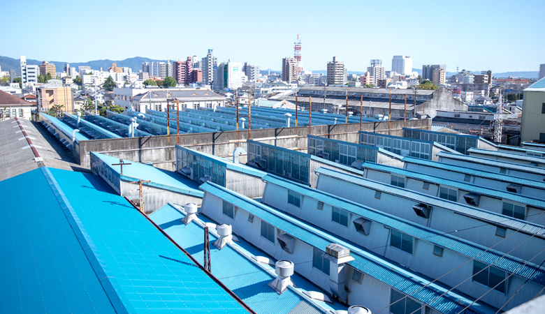 ノコギリ屋根が連なる広大な工場