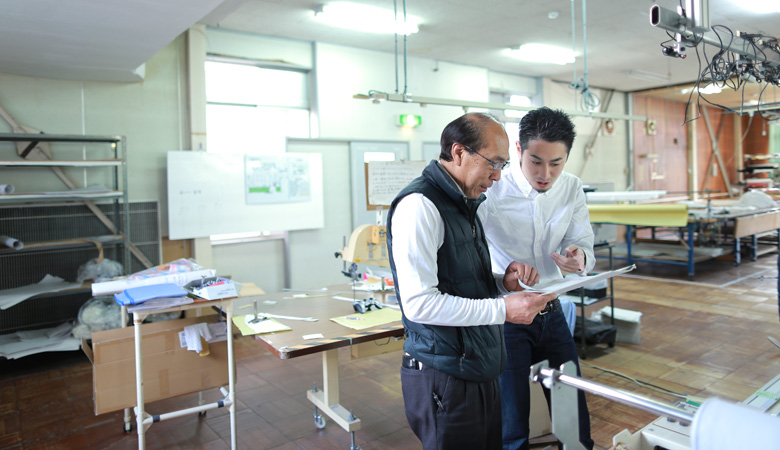 一枚を、6種類の異なるミシンで縫製する