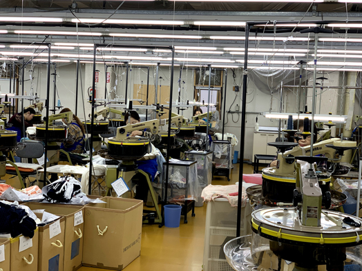 国内最多!ハイゲージニット編み機50台が編み目の細かなニット作りを実現。日本で唯一の編み機も。