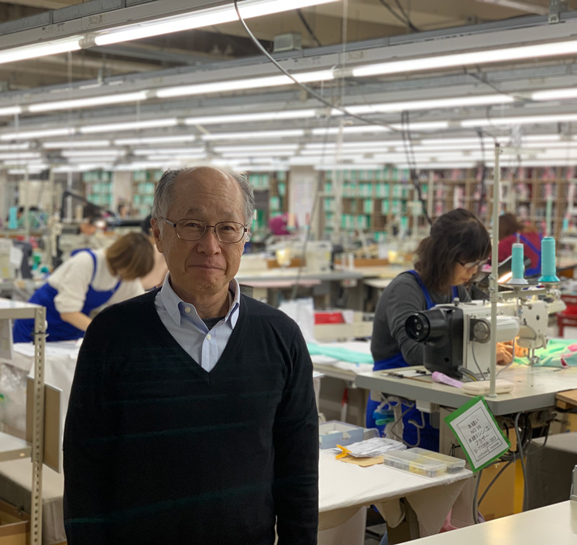 最先端の編み機を“アナログ”に使いこなす職人。職人どうしの思いの統一が業界人もうなるニットを生む。