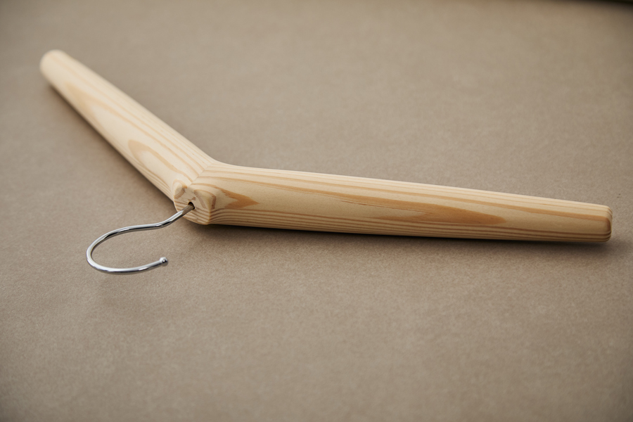 13周年記念“カリモク×ファクトリエ”木製コートハンガー