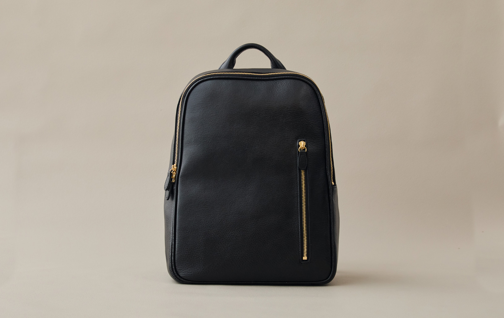 A416FURLA リュック レザー シボ革 黒 ゴールド金具 男女兼用