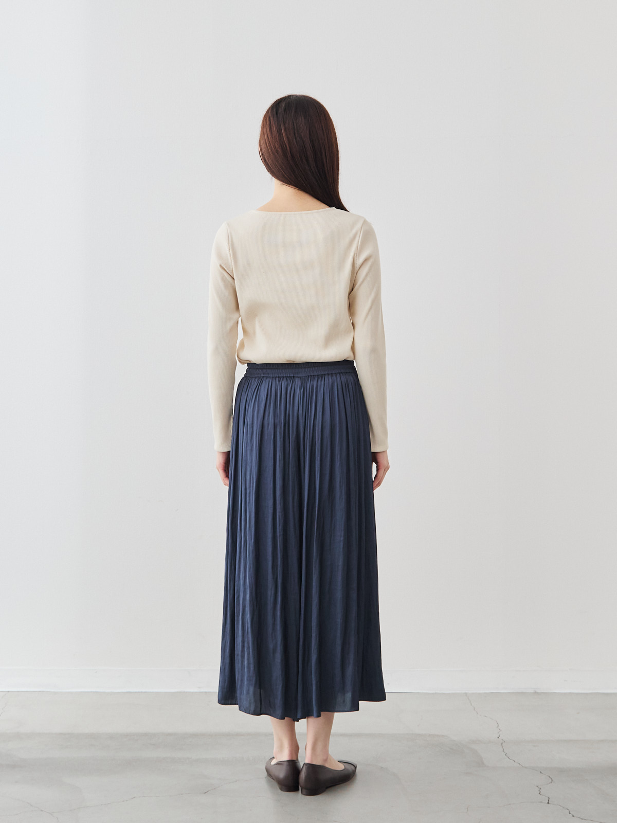 ヴィンテージサテンのフレアパンツ/ミッドナイトブルー モデル 171cm サイズ フリー