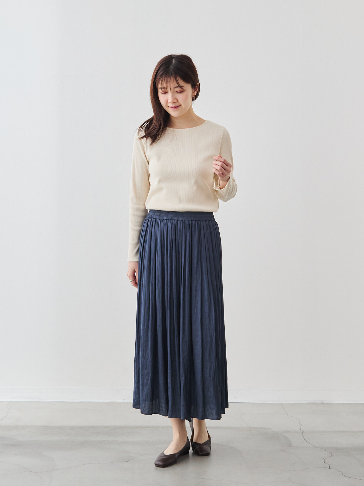 ヴィンテージサテンのフレアパンツ/ミッドナイトブルー モデル 171cm サイズ フリー