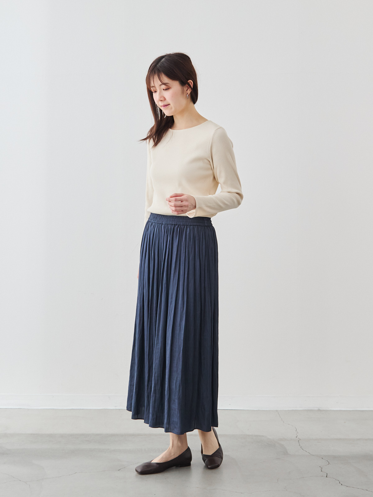 ヴィンテージサテンのフレアパンツ/ミッドナイトブルー モデル 171cm サイズ フリー