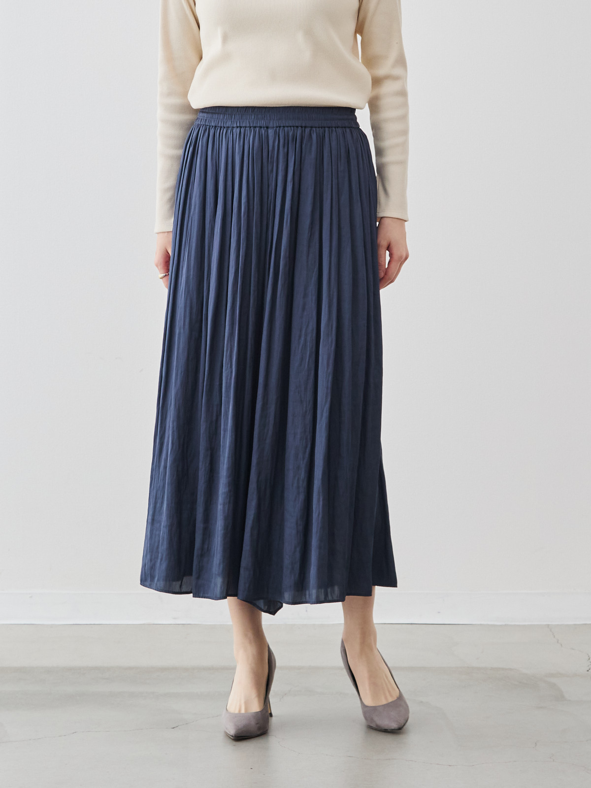 ヴィンテージサテンのフレアパンツ/ミッドナイトブルー モデル 171cm サイズ フリー