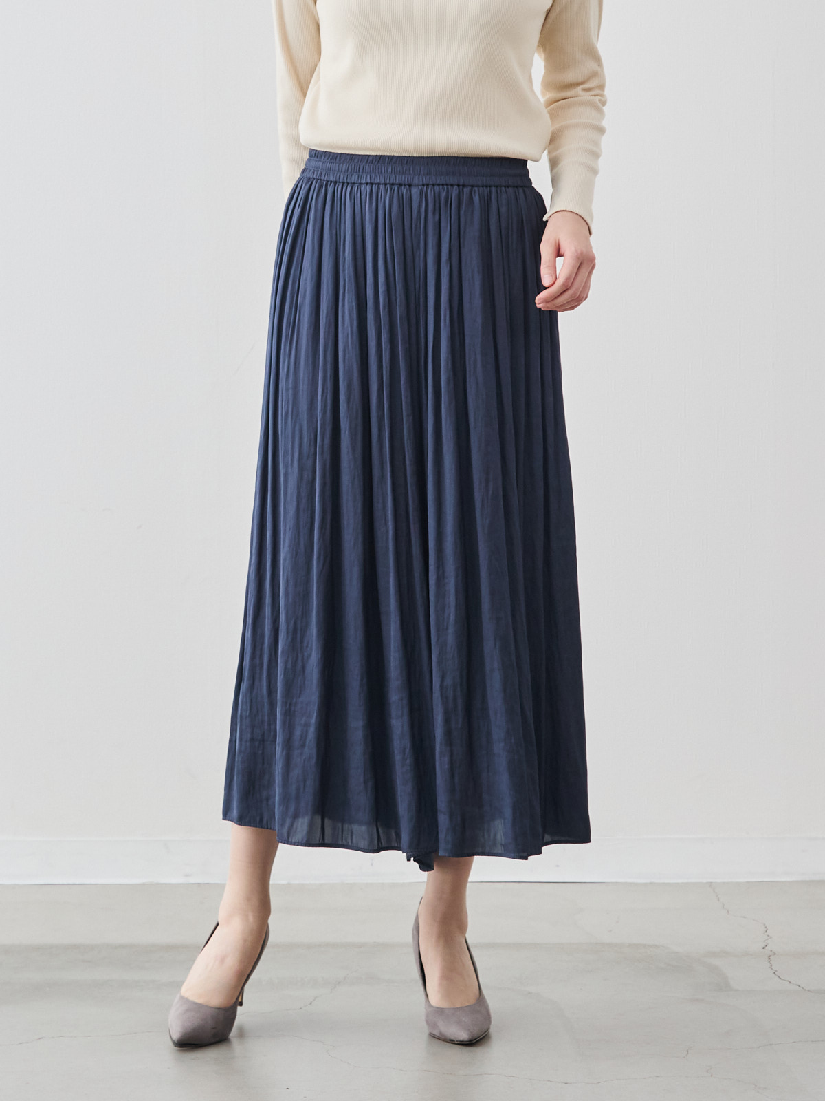 ヴィンテージサテンのフレアパンツ/ミッドナイトブルー モデル 171cm サイズ フリー