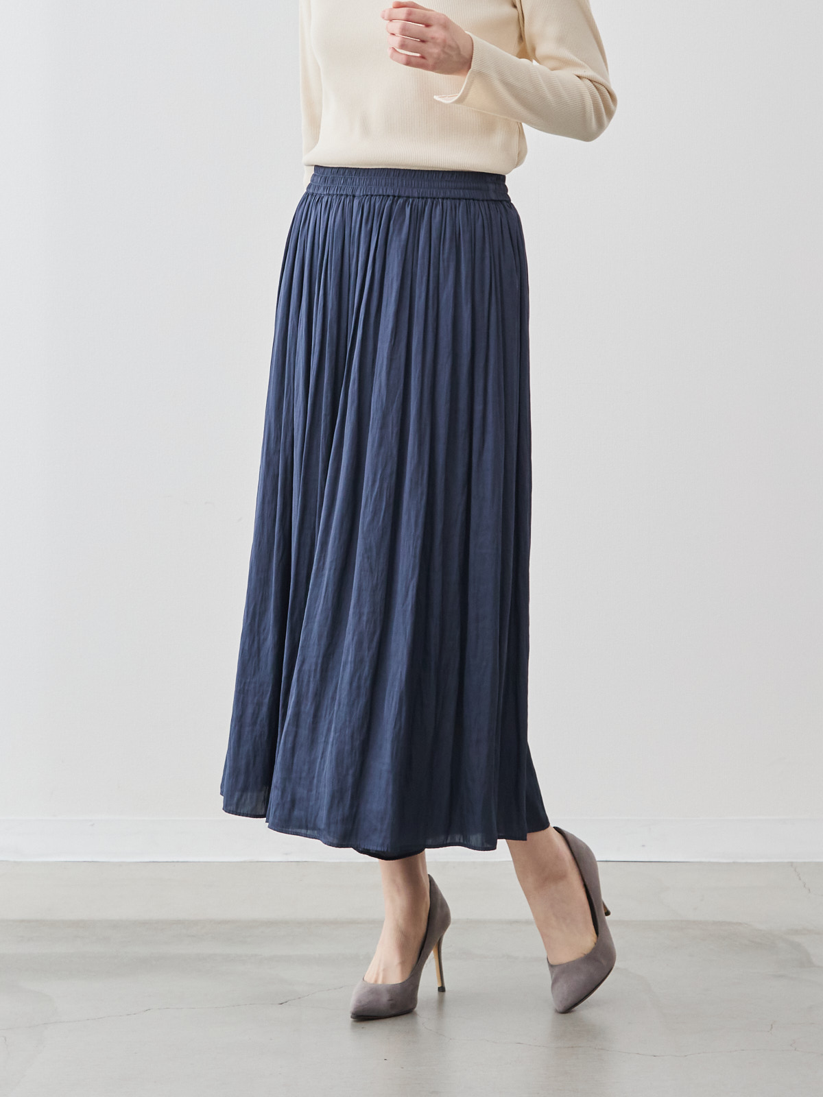 ヴィンテージサテンのフレアパンツ/ミッドナイトブルー モデル 171cm サイズ フリー