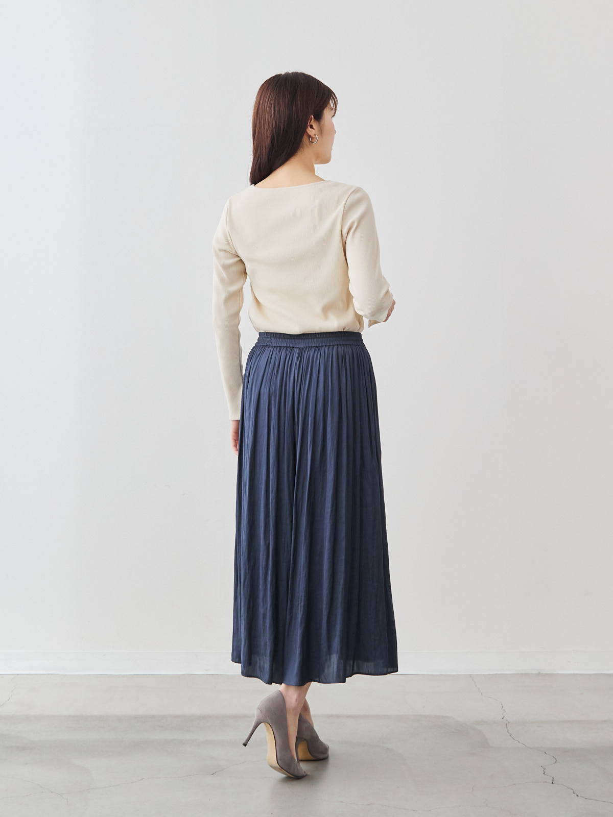 ヴィンテージサテンのフレアパンツ/ミッドナイトブルー モデル 171cm サイズ フリー