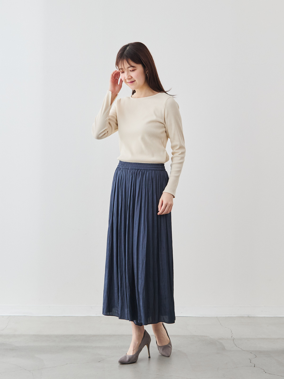 ヴィンテージサテンのフレアパンツ/ミッドナイトブルー モデル 171cm サイズ フリー