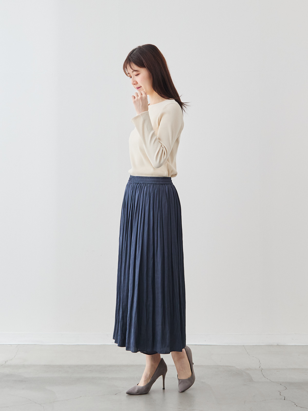 ヴィンテージサテンのフレアパンツ/ミッドナイトブルー モデル 171cm サイズ フリー