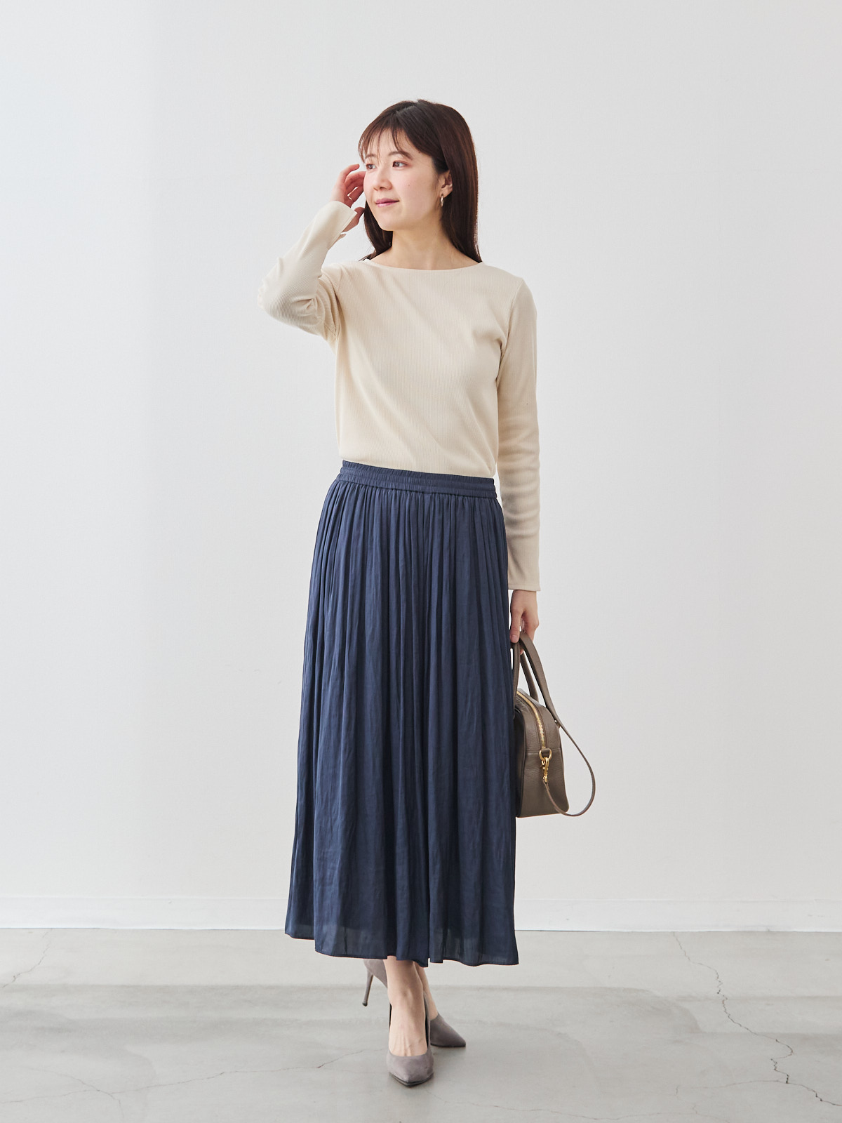 ヴィンテージサテンのフレアパンツ/ミッドナイトブルー モデル 171cm サイズ フリー