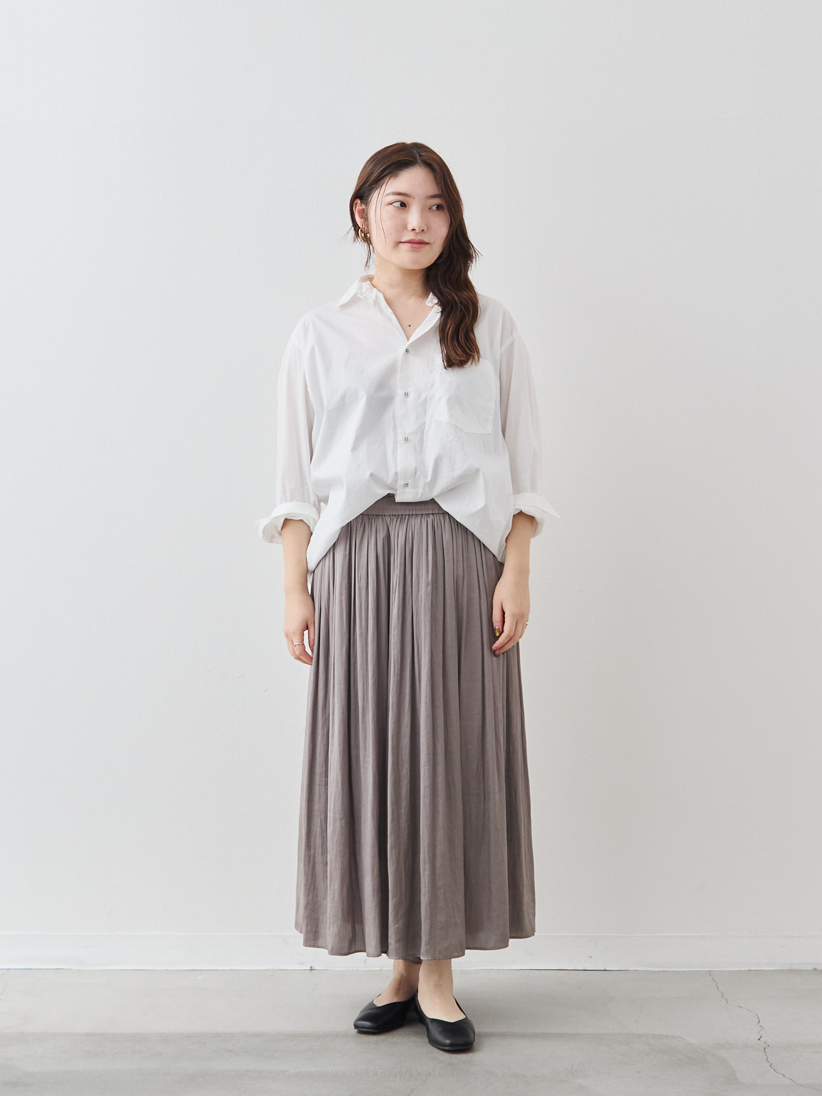 ヴィンテージサテンのフレアパンツ/モカベージュ モデル 164cm サイズ フリー