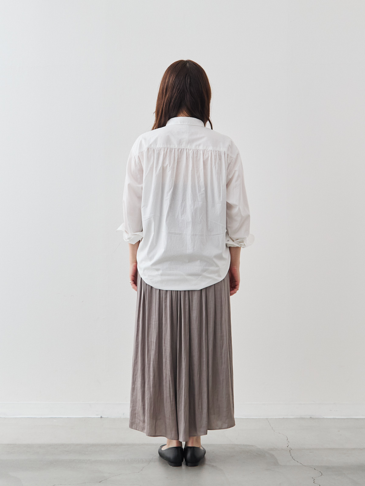 ヴィンテージサテンのフレアパンツ/モカベージュ モデル 164cm サイズ フリー