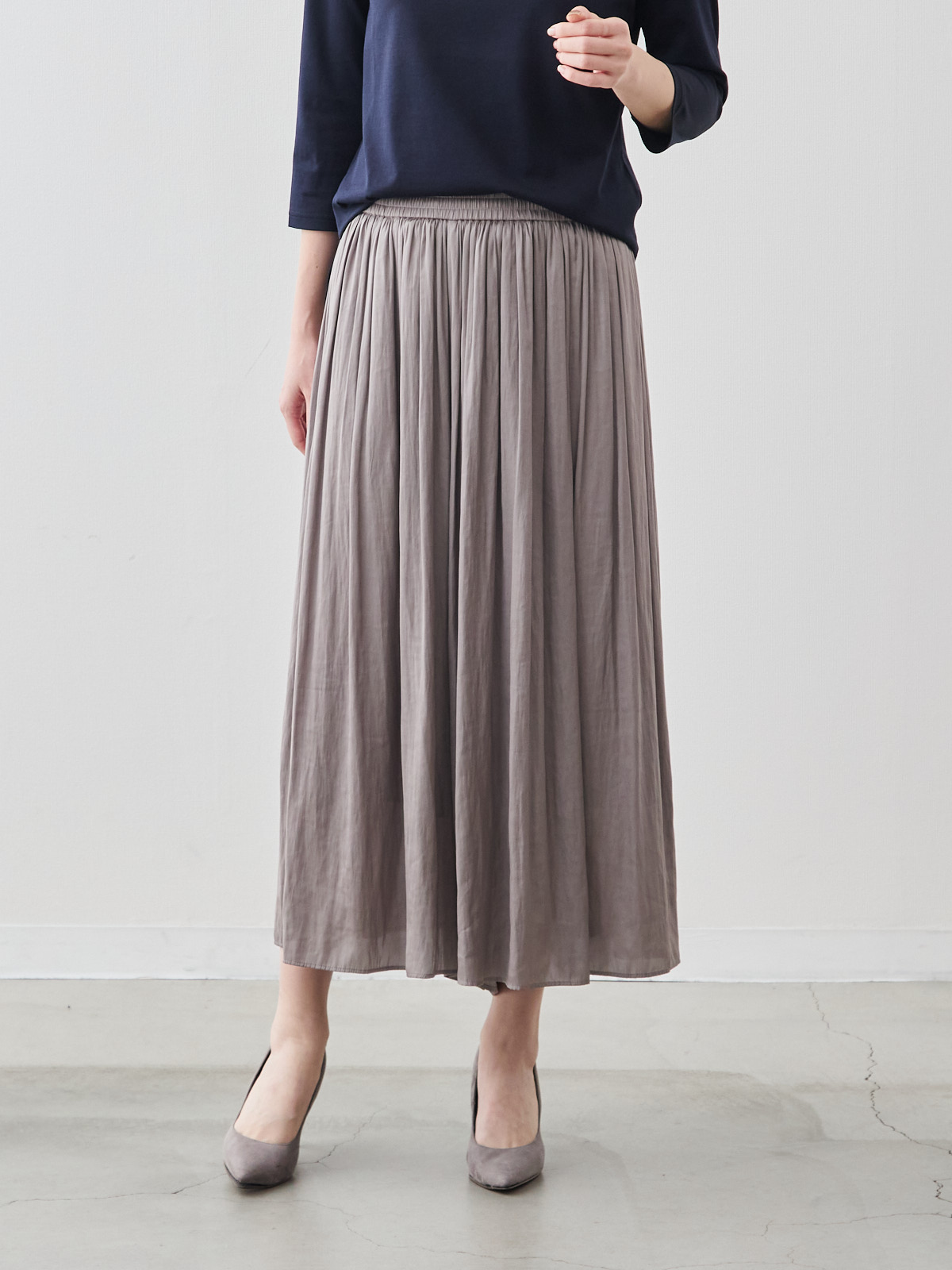 ヴィンテージサテンのフレアパンツ/モカベージュ モデル 171cm サイズ フリー