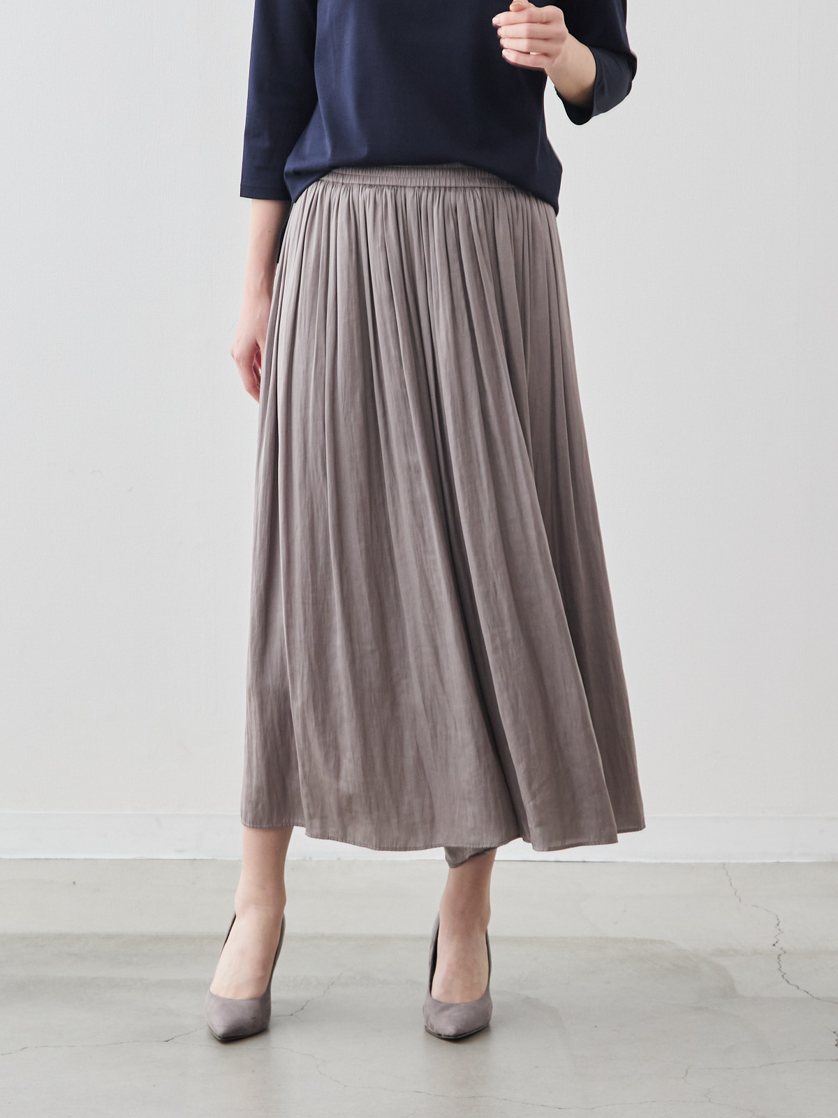 ヴィンテージサテンのフレアパンツ/モカベージュ モデル 171cm サイズ フリー