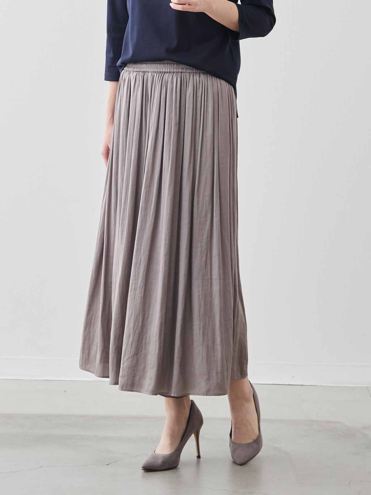 ヴィンテージサテンのフレアパンツ/モカベージュ モデル 171cm サイズ フリー