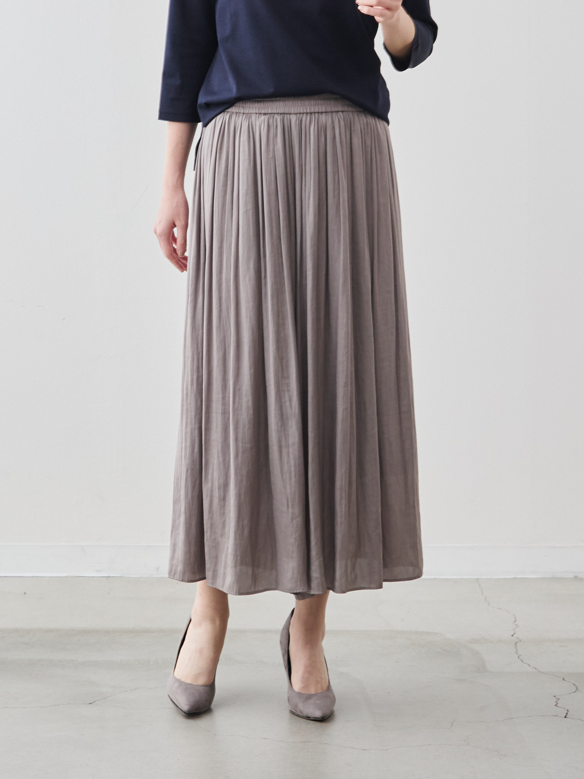 ヴィンテージサテンのフレアパンツ/モカベージュ モデル 171cm サイズ フリー