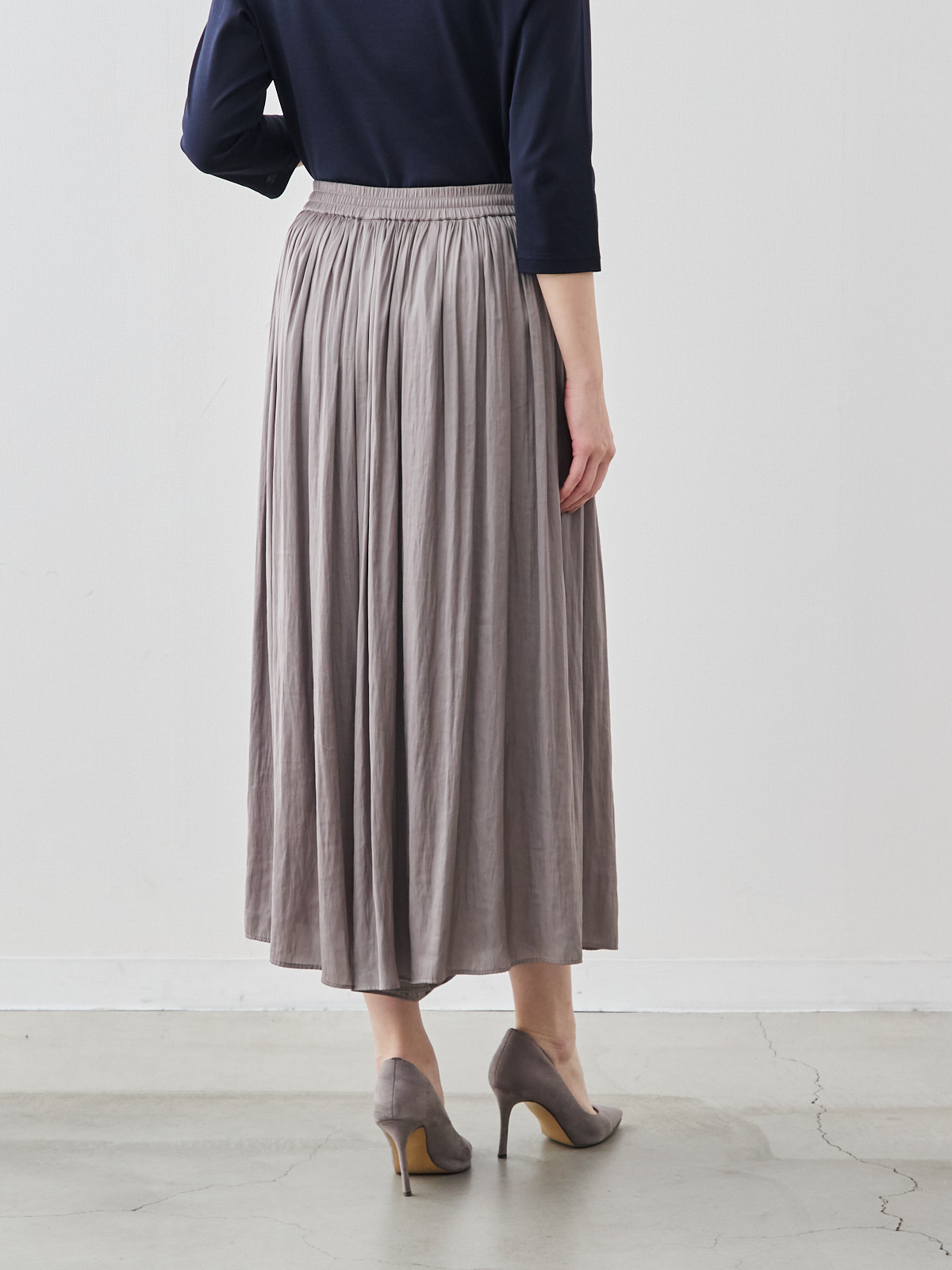 ヴィンテージサテンのフレアパンツ/モカベージュ モデル 171cm サイズ フリー