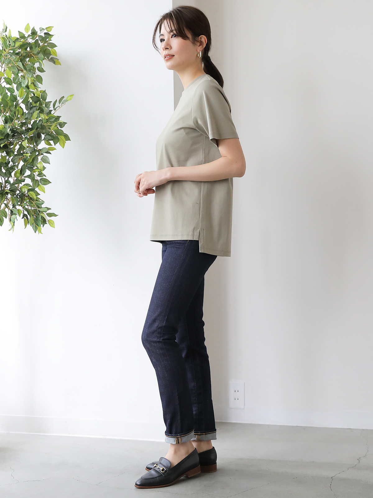 ベーシックTシャツ(シルクプロテイン加工)/カーキ モデル 160cm サイズ 36