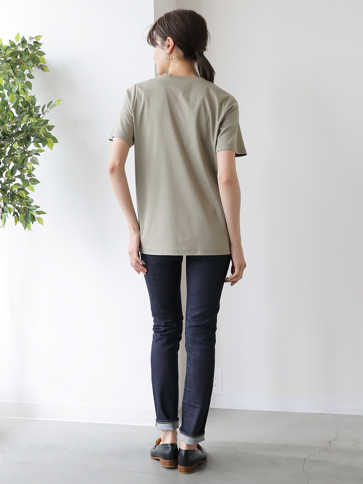 ベーシックTシャツ(シルクプロテイン加工)/カーキ モデル 160cm サイズ 36