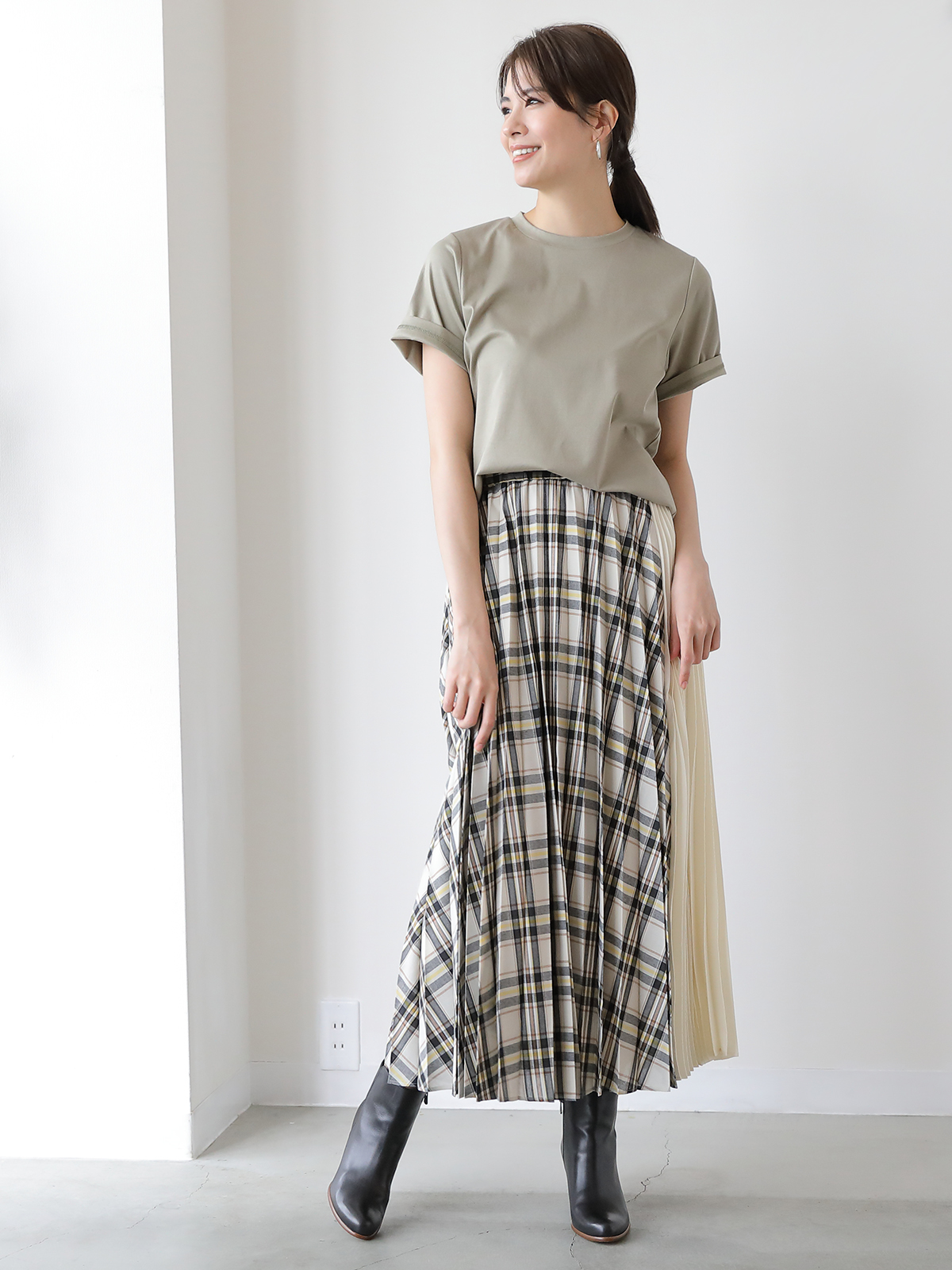 ベーシックTシャツ(シルクプロテイン加工)/カーキ モデル 160cm サイズ 36