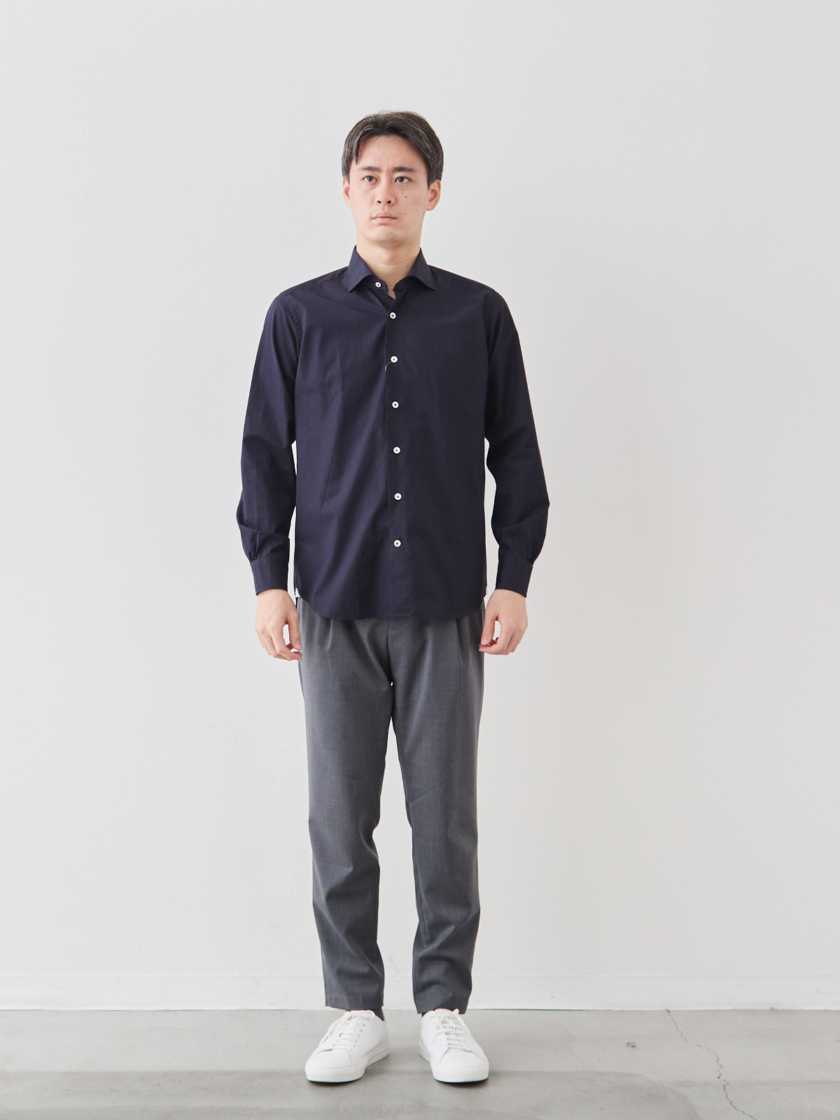 洗いざらしを楽しむ超極細コットンシャツ/ネイビー モデル 181cm 71kg サイズ L