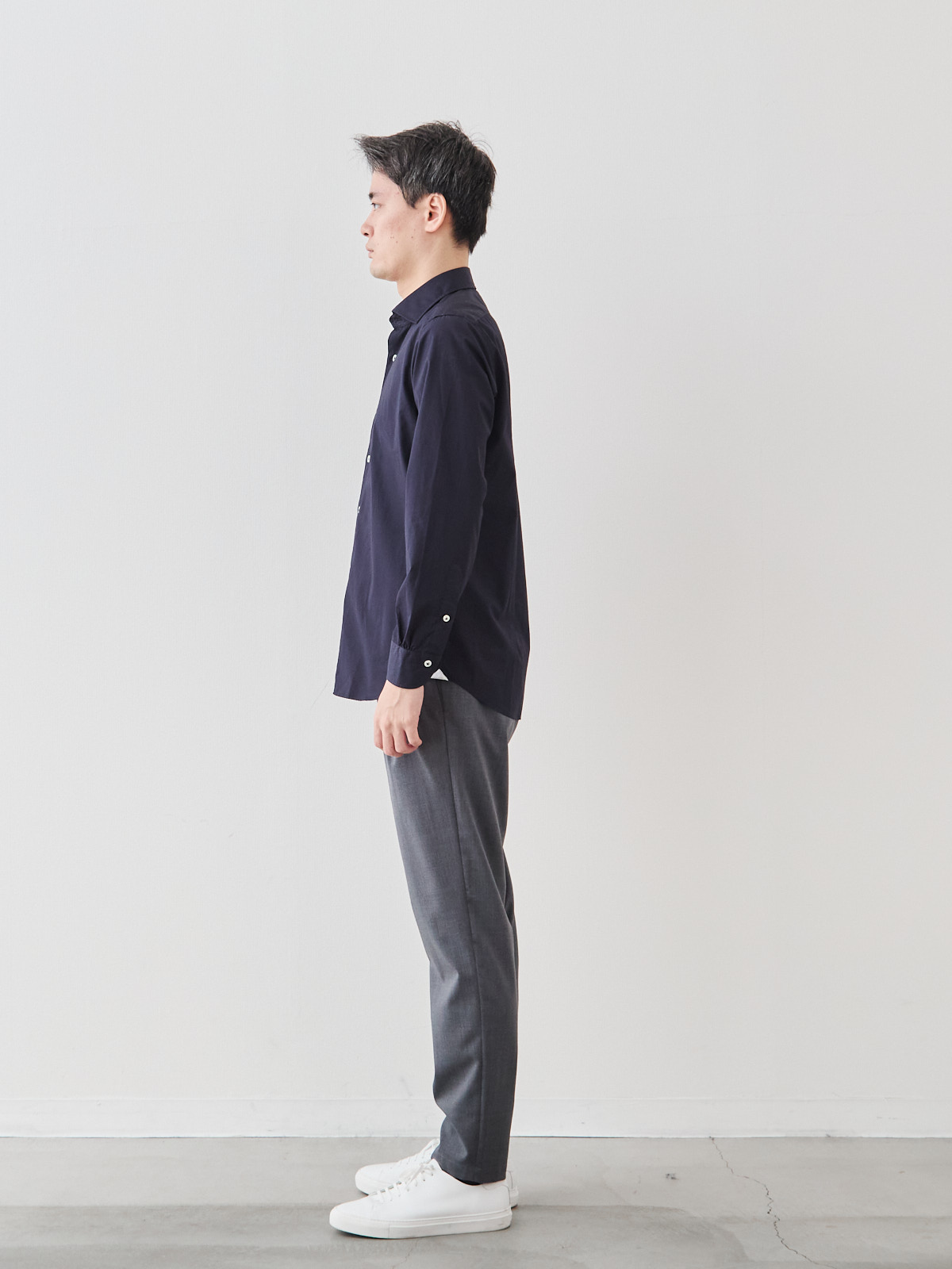 洗いざらしを楽しむ超極細コットンシャツ/ネイビー モデル 181cm 71kg サイズ L