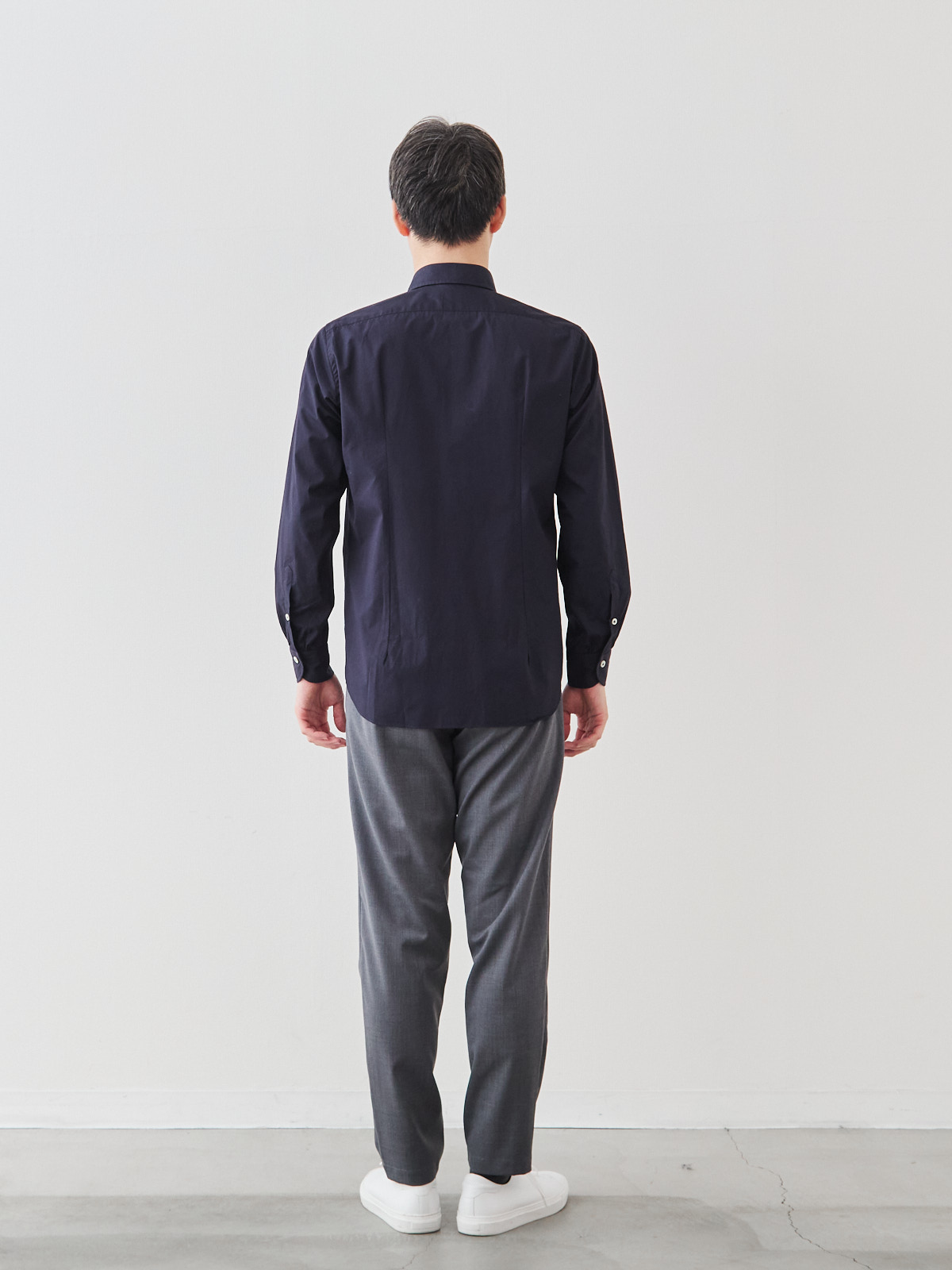 洗いざらしを楽しむ超極細コットンシャツ/ネイビー モデル 181cm 71kg サイズ L