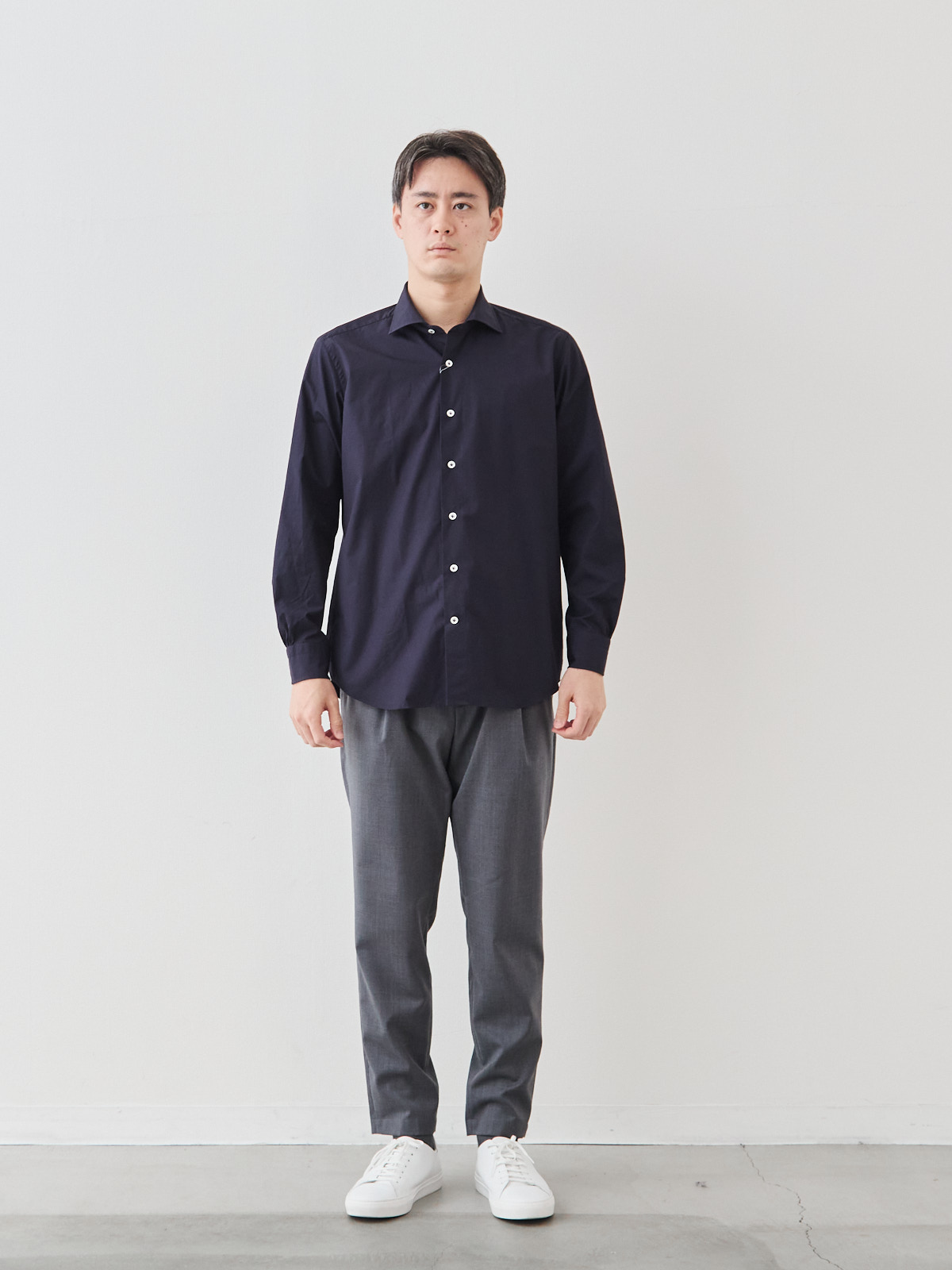 洗いざらしを楽しむ超極細コットンシャツ/ネイビー モデル 181cm 71kg サイズ LL