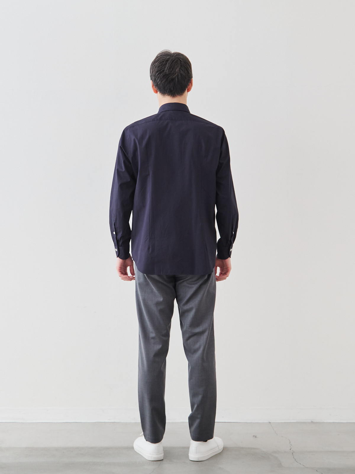 洗いざらしを楽しむ超極細コットンシャツ/ネイビー モデル 181cm 71kg サイズ LL