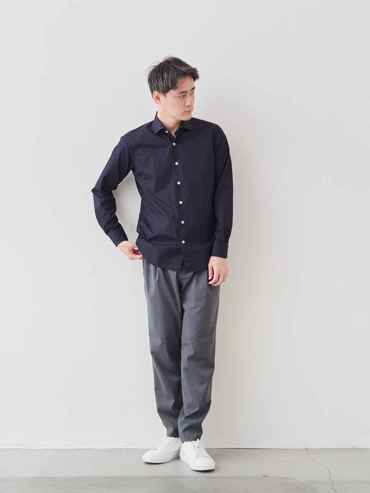 洗いざらしを楽しむ超極細コットンシャツ/ネイビー モデル 181cm 71kg サイズ L