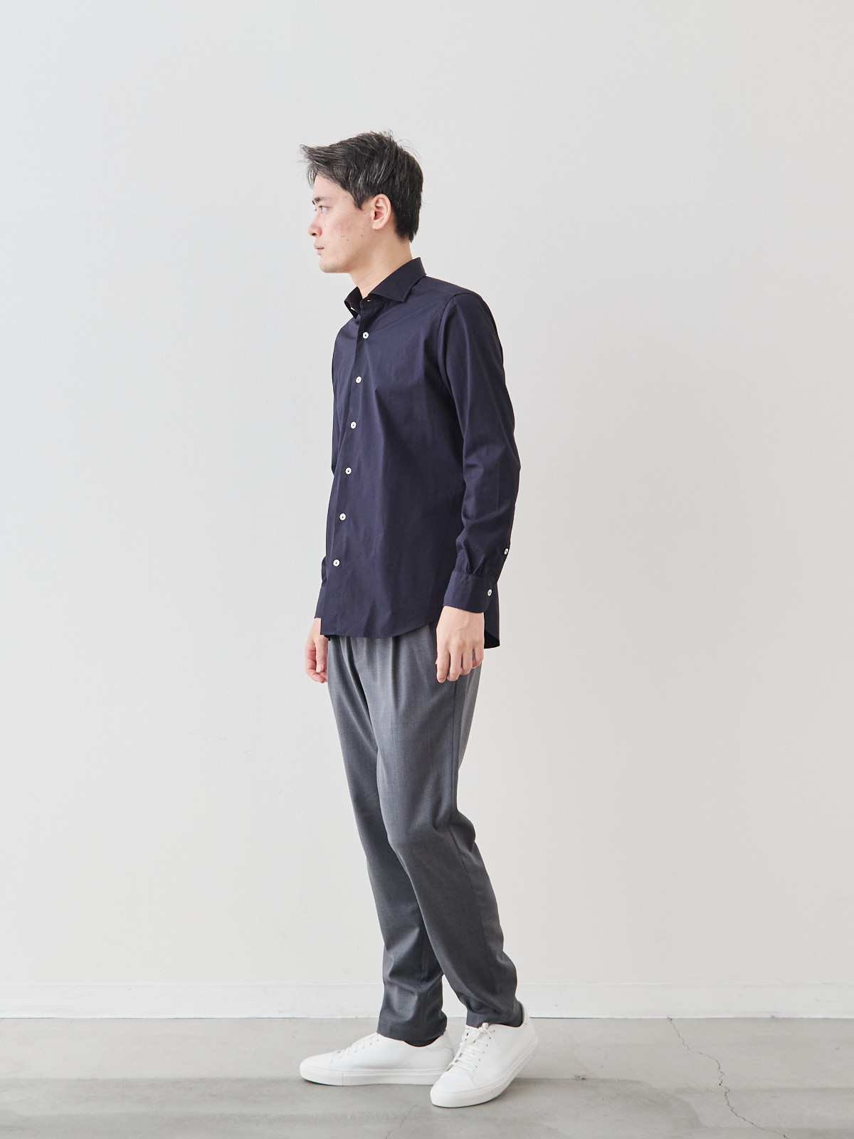 洗いざらしを楽しむ超極細コットンシャツ/ネイビー モデル 181cm 71kg サイズ L