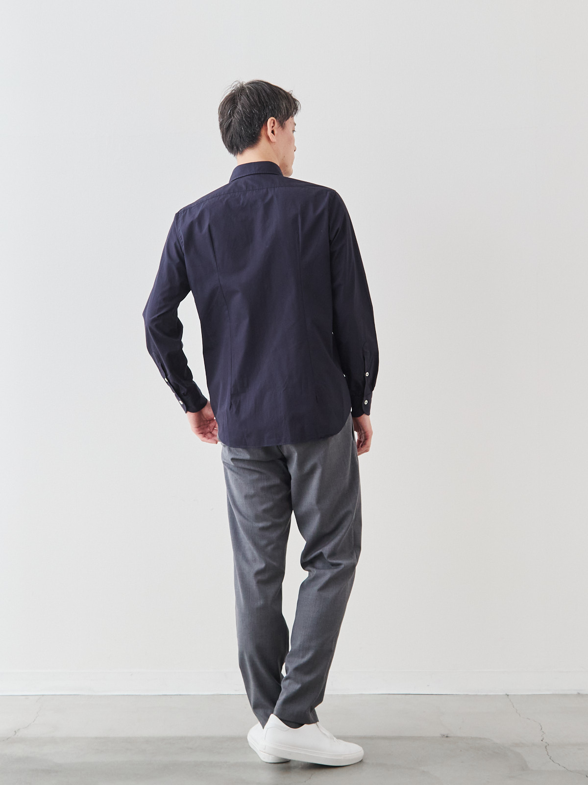 洗いざらしを楽しむ超極細コットンシャツ/ネイビー モデル 181cm 71kg サイズ L