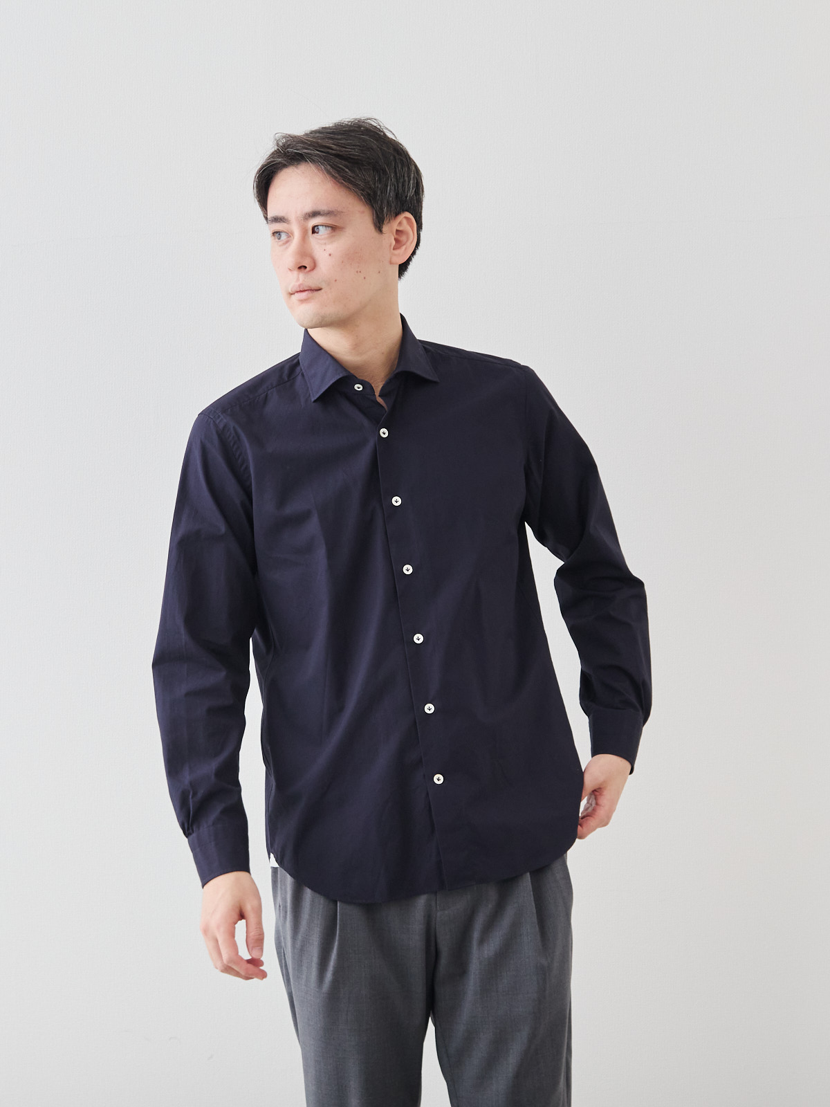 洗いざらしを楽しむ超極細コットンシャツ/ネイビー モデル 181cm 71kg サイズ L