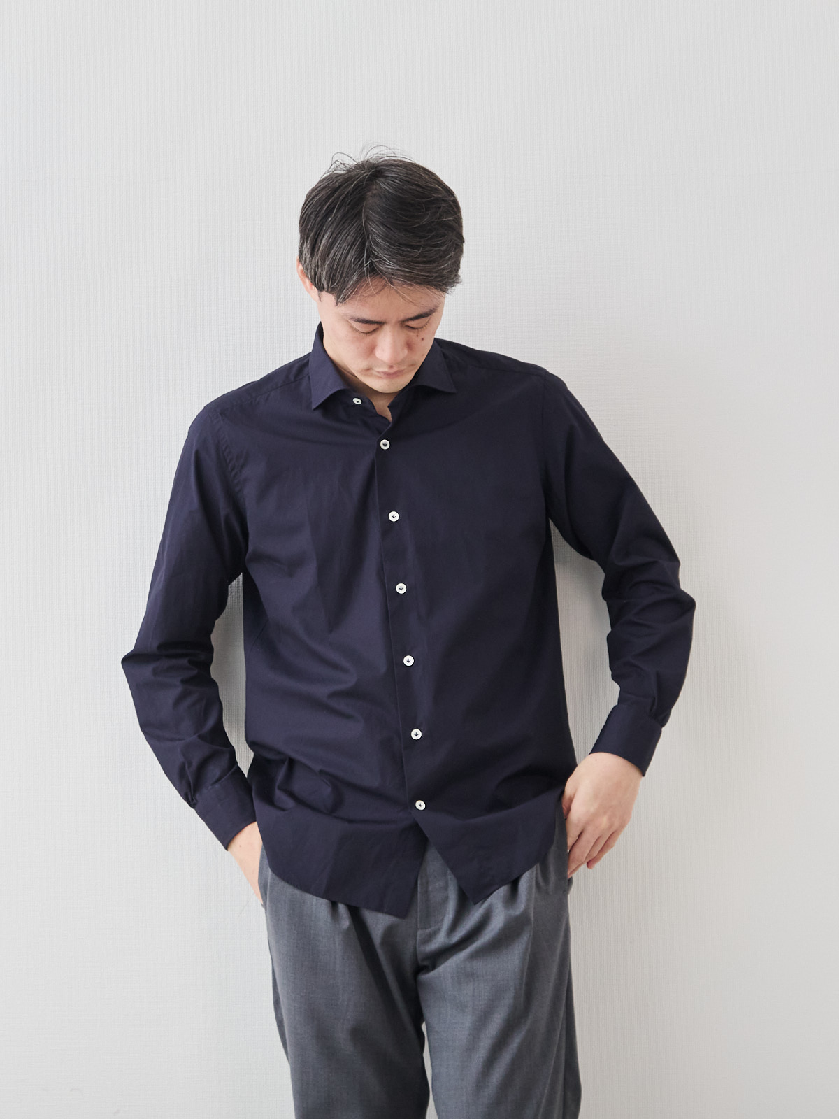 洗いざらしを楽しむ超極細コットンシャツ/ネイビー モデル 181cm 71kg サイズ L