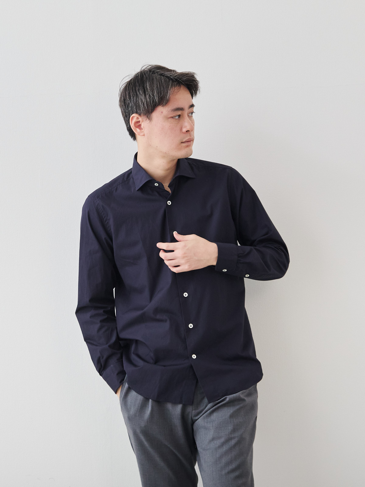 洗いざらしを楽しむ超極細コットンシャツ/ネイビー モデル 181cm 71kg サイズ L