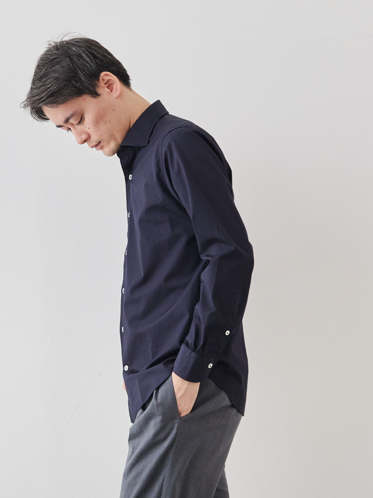 洗いざらしを楽しむ超極細コットンシャツ/ネイビー モデル 181cm 71kg サイズ L