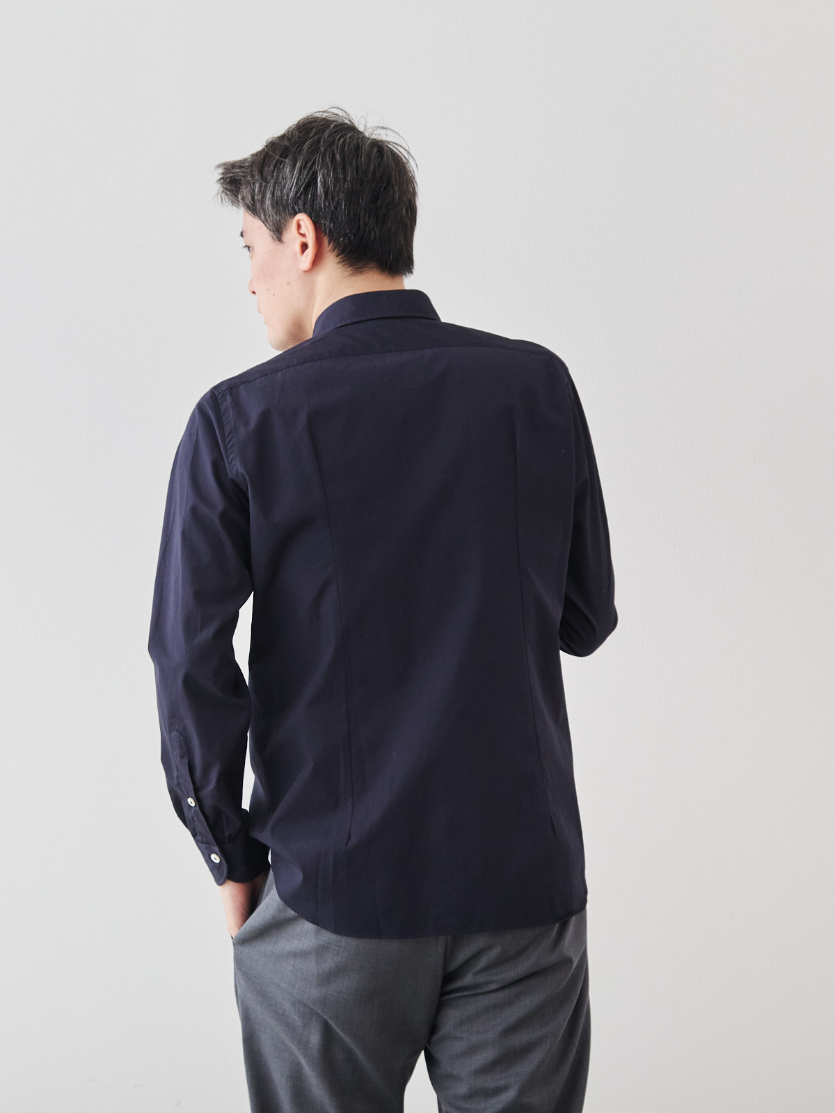 洗いざらしを楽しむ超極細コットンシャツ/ネイビー モデル 181cm 71kg サイズ L