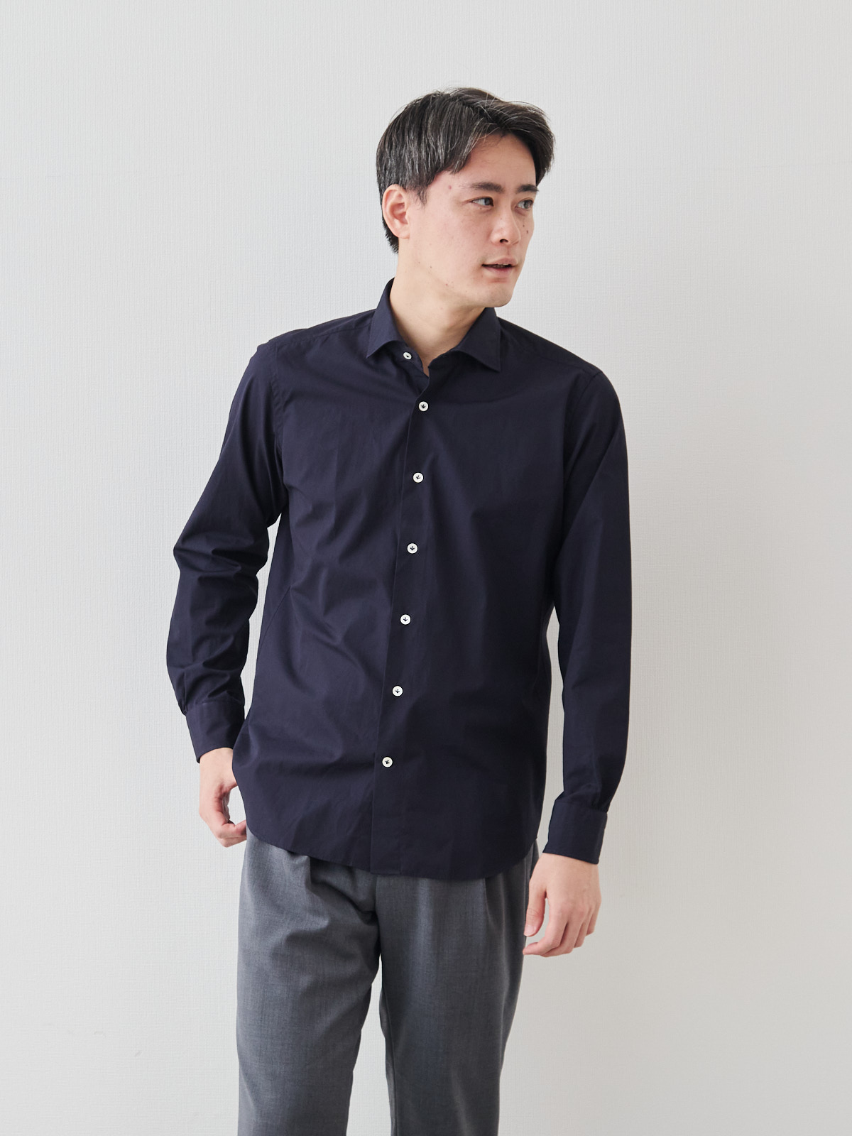 洗いざらしを楽しむ超極細コットンシャツ/ネイビー モデル 181cm 71kg サイズ L