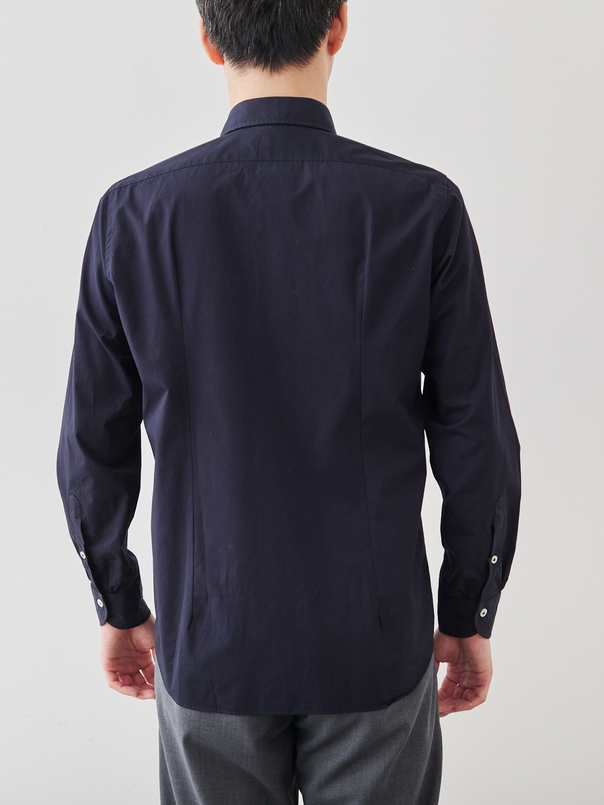 洗いざらしを楽しむ超極細コットンシャツ/ネイビー モデル 181cm 71kg サイズ L