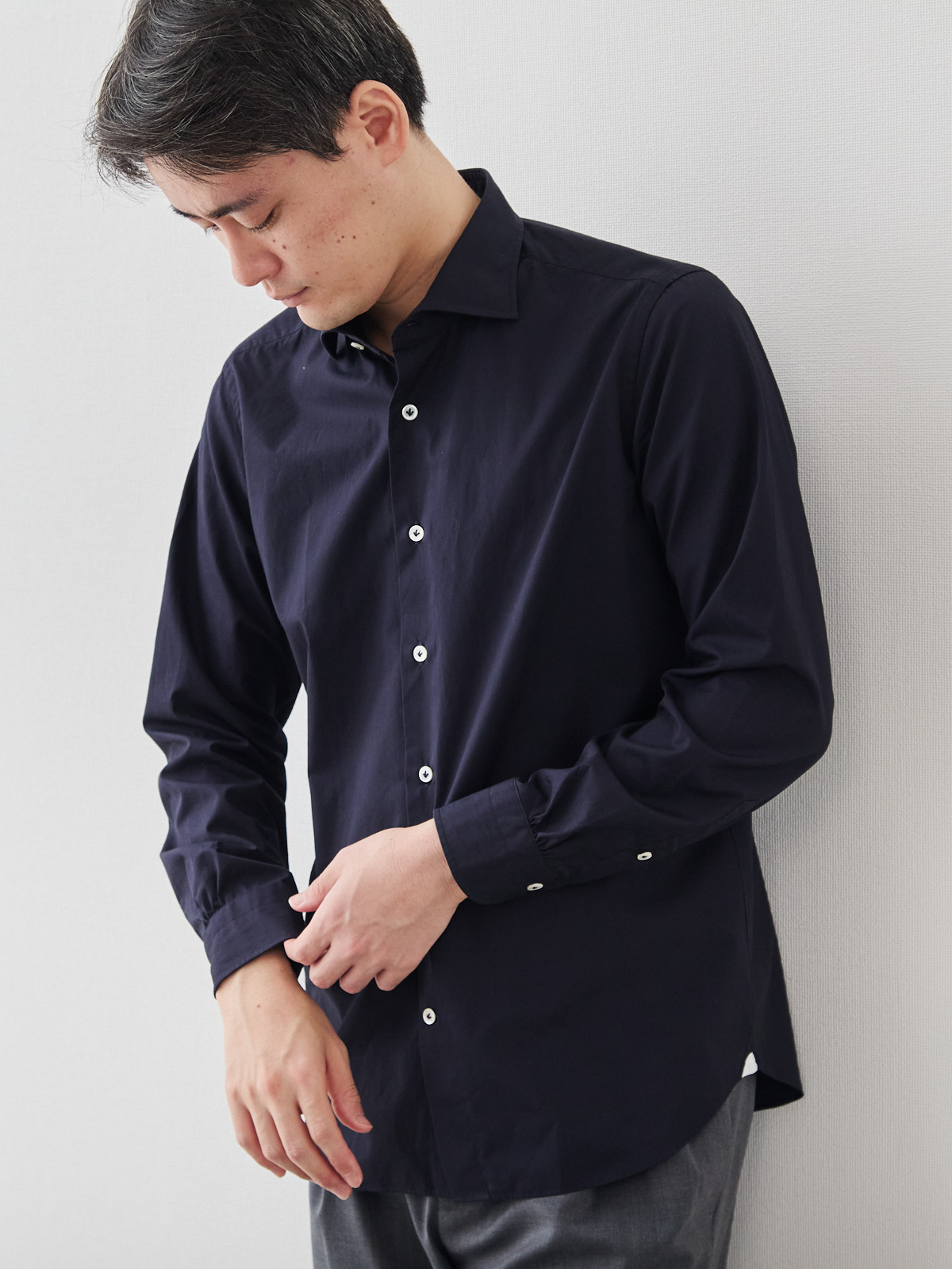 洗いざらしを楽しむ超極細コットンシャツ/ネイビー モデル 181cm 71kg サイズ L