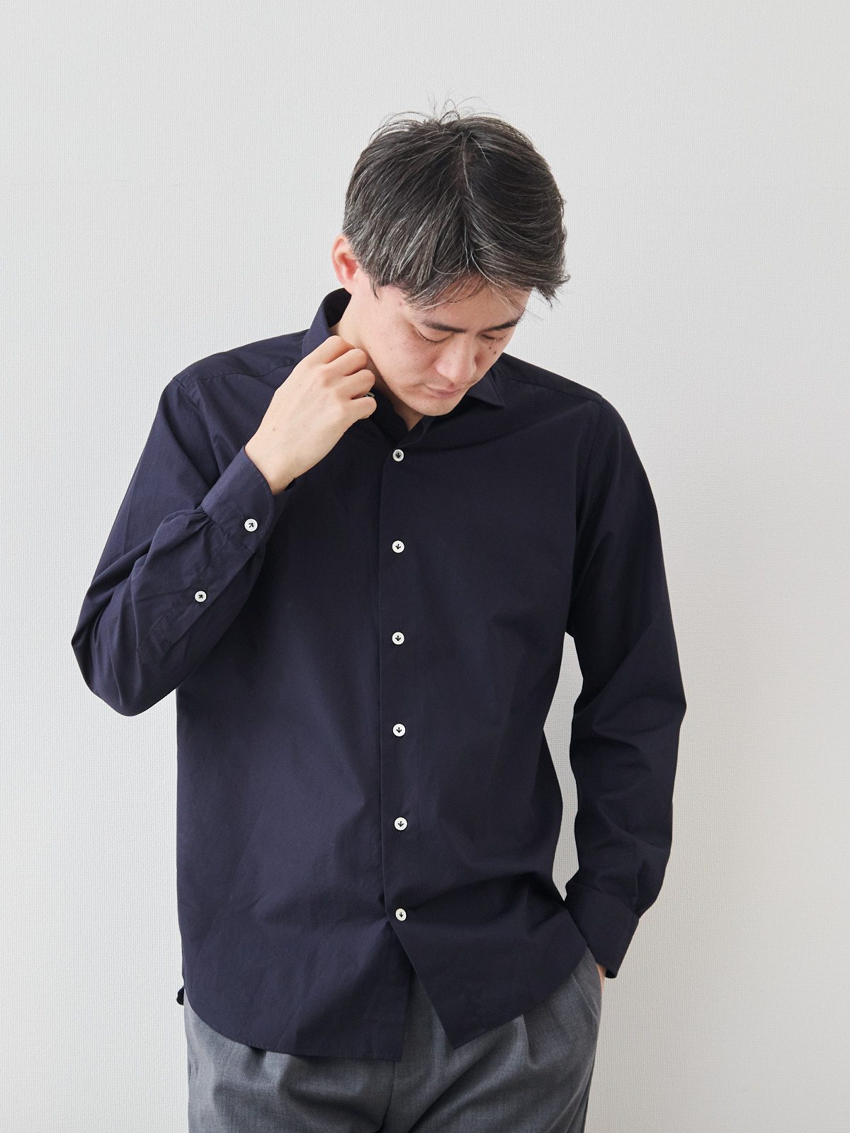 洗いざらしを楽しむ超極細コットンシャツ/ネイビー モデル 181cm 71kg サイズ L