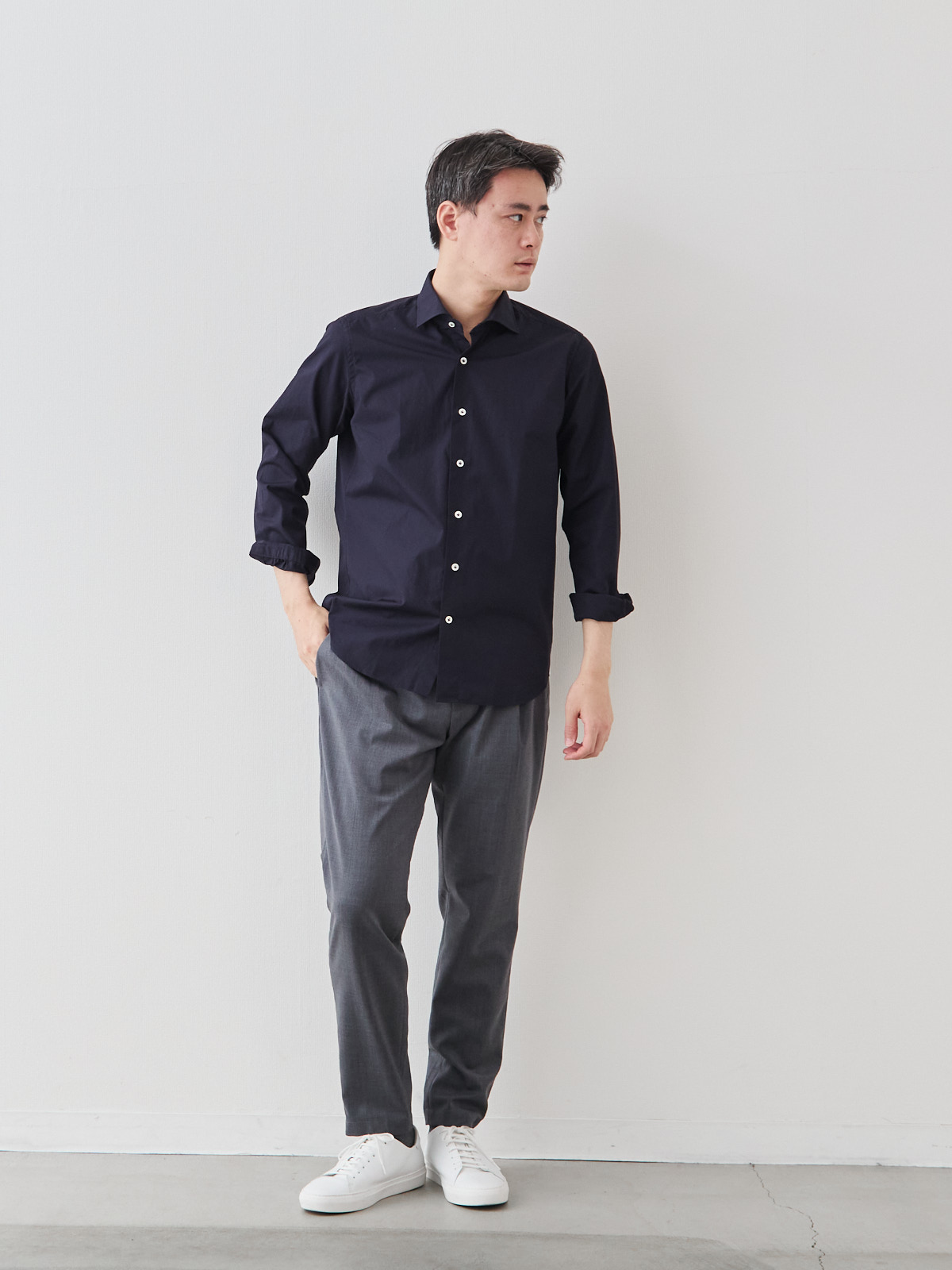 洗いざらしを楽しむ超極細コットンシャツ/ネイビー モデル 181cm 71kg サイズ L