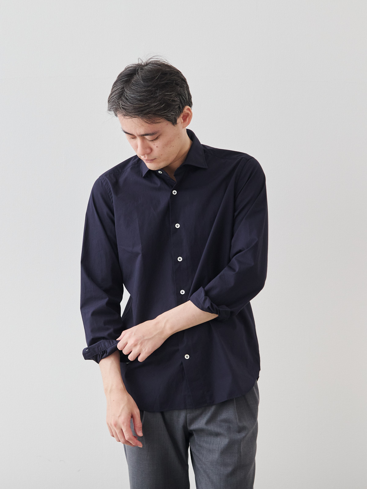 洗いざらしを楽しむ超極細コットンシャツ/ネイビー モデル 181cm 71kg サイズ L